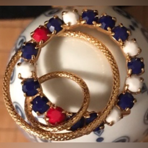60s or 70s Style Red White Blue Gems Gold Swirl Costume Brooch EVC 1.25”D - Picture 7 of 7